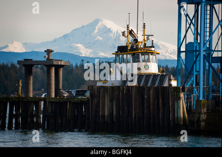 Die Lummi Island Fähre mit Schnee bedeckt Mt. Baker im Hintergrund. Das Hotel liegt in den San Juan Inseln des Puget Sound. Stockfoto