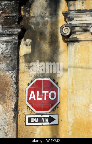 Stoppschild (alt) und eine Möglichkeit auf Calle de Los Pasos zu unterzeichnen. Antigua Guatemala, Guatemala, Mittelamerika Stockfoto