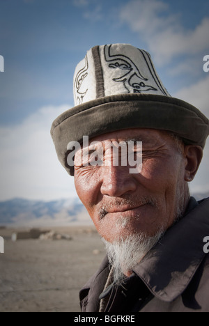 Porträt eines alten Mannes der kirgisischen mit traditionellen Hut (Kalpak), Karakul, Tadschikistan Stockfoto