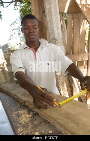 Ein junger Mann arbeitet eine Holzwerkstatt in Croix-des-Bouquets, Haiti. Stockfoto