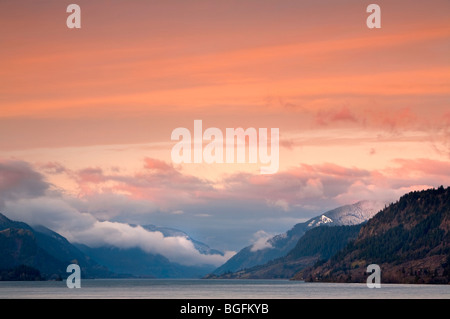 Columbia River Gorge Sonnenaufgang an der Washington/Oregon Grenze im winter Stockfoto