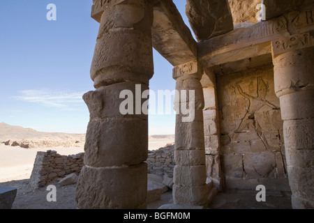 Vorplatz Relief des Königs bei Kanais, Tempel des Königs Sethos 1 in das Wadi Abad in der östlichen Wüste von Ägypten zeigen Stockfoto