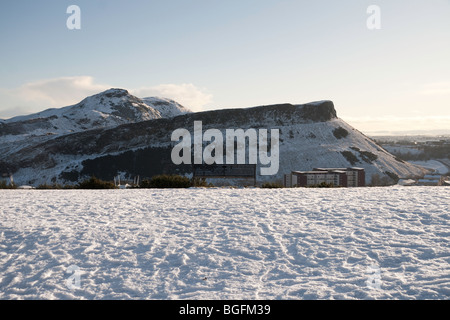 Ein Winter-Blick auf die Klippen von Arthurs Seat vom Calton Hill in Edinburgh Stockfoto