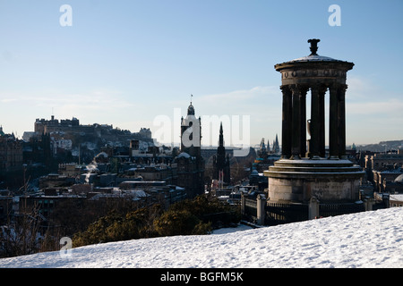 Ein Winter-Blick auf Edinburgh vom Calton Hill. Dugald Stewart Monument steht im Vordergrund, und das Schloss ist sichtbar hinter Stockfoto