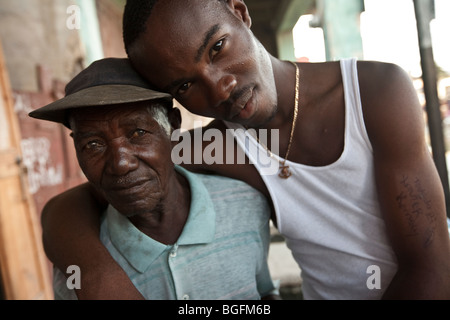 Ein junger Mann und seinem Großvater in Gonaives, Abteilung Artibonite, Haiti Stockfoto