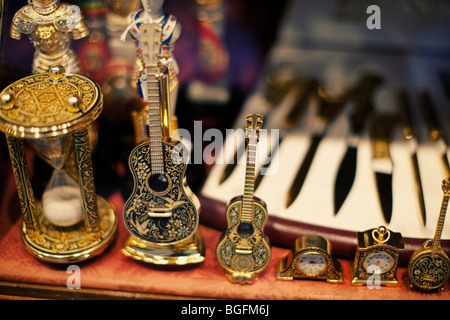 Gold-Gitarre Souvenir in einem Geschäft in Toledo, Spanien. Stockfoto