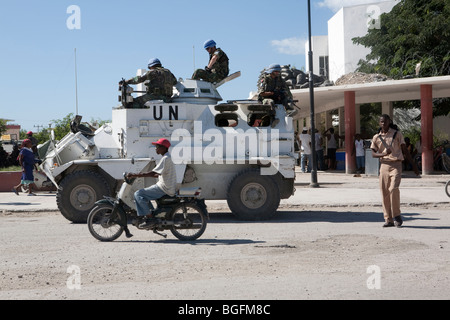 Straßenszenen, die UN-Soldaten in Gonaives, Abteilung Artibonite, Haiti Stockfoto