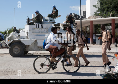 Straßenszenen, die UN-Soldaten in Gonaives, Abteilung Artibonite, Haiti Stockfoto