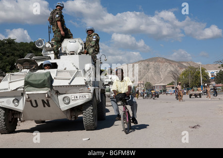 Straßenszenen, die UN-Soldaten in Gonaives, Abteilung Artibonite, Haiti Stockfoto