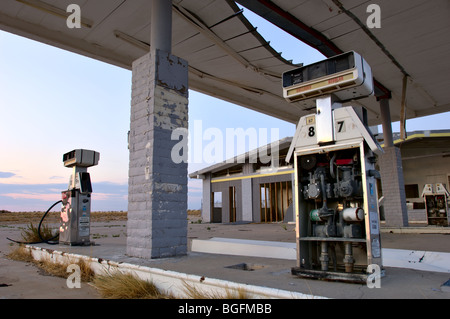 Verlassene Tankstelle an zwei Pistolen, Arizona, eine Geisterstadt auf der historischen Route 66. Stockfoto