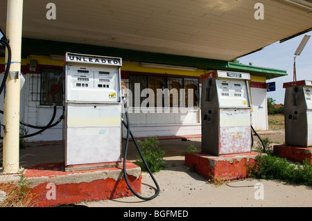 Gaspumpen auf eine verlassene Tankstelle auf der historischen Route 66 in Arizona. Stockfoto