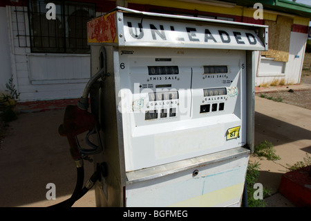 Eine altmodische bleifreies Benzin Pumpe an einer verlassenen Tankstelle auf der historischen Route 66. Stockfoto