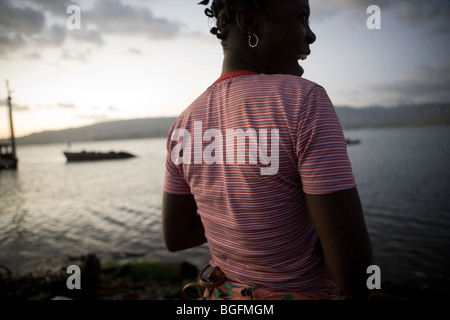 Frau am Hafen in Gonaives, Abteilung Artibonite, Haiti Stockfoto