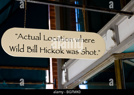 Wegweiser, der Ort, wo Wild Bill Hickock in Deadwood, South Dakota erschossen wurde. Stockfoto
