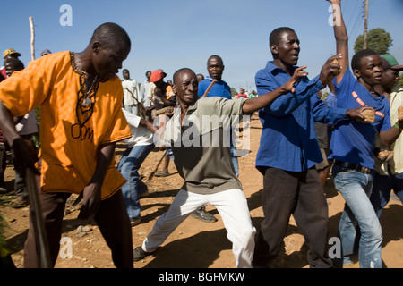 Randalierer und Plünderer in Kenia Gewalt nach den Wahlen, Kisumu, Kenia. Stockfoto