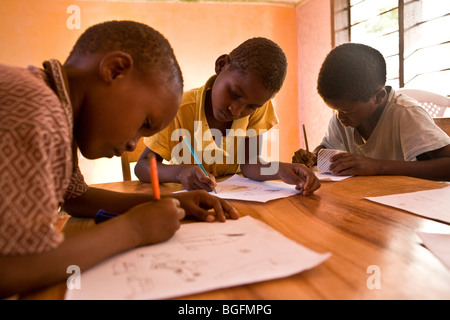 Kinder malen im Klassenzimmer eines Waisenhauses in der Kilimanjaro-Region, Tansania, Ostafrika. Stockfoto