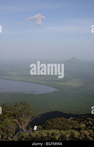 Campingplatz unter Gipfel des Volcan Momotombo, mit Blick auf Lake Managua und Volcan Pilas. Leon, Nicaragua, Mittelamerika Stockfoto