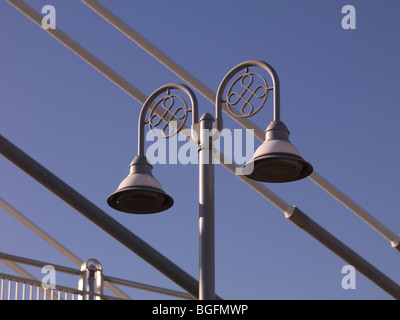 Laternenpfahl auf Fußgängerbrücke, Esplanade Riel, Winnipeg, Manitoba, Kanada Stockfoto