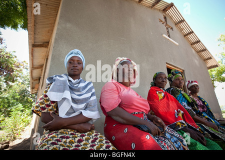 Frauen eine medizinische Ambulanz, Chekereni Village, Tansania, Ostafrika. Stockfoto