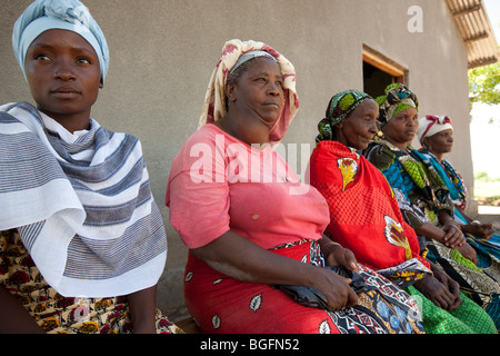 Frauen eine medizinische Ambulanz, Chekereni Village, Tansania, Ostafrika. Stockfoto