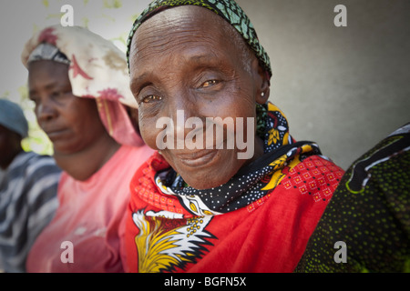 Frauen eine medizinische Ambulanz, Chekereni Village, Tansania, Ostafrika. Stockfoto