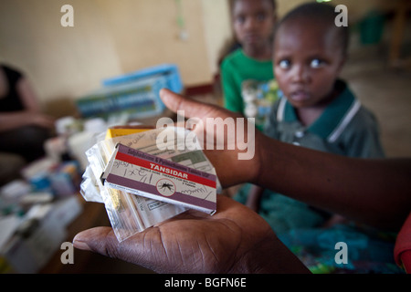 Anti-Malaria-Medikamente an eine medizinische Ambulanz, Chekereni Village, Tansania, Ostafrika. Stockfoto