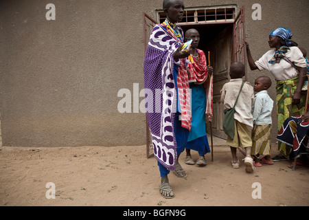 Massai-Frauen beenden eine medizinischen Krankenstation in Tansania: Manyara Region, Simanjiro Bezirk Kilombero Dorf. Stockfoto