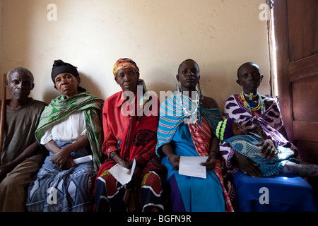 Dorfbewohner kaum erwarten, von einem Arzt in einer Klinik in Kilombero Dorf, Manyara Region, Tansania gesehen werden. Stockfoto