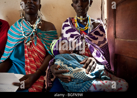 Massai-Frauen warten, um von einem Arzt in einer Klinik in Kilombero Dorf, Manyara Region, Tansania gesehen werden. Stockfoto