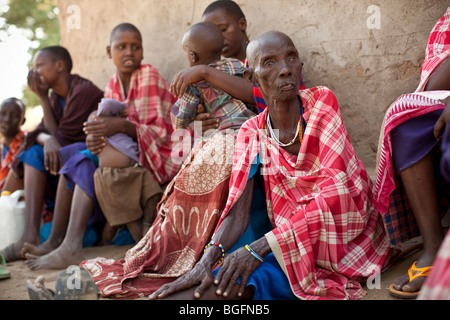 Eine ältere Frau Massai, auf einem Auge blind wartet in einer Klinik in Kilombero Dorf, Manyara Region, Tansania. Stockfoto