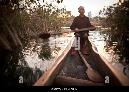 Ein Mann rudert eine Kanu durch dicken Schilf in See Babati, zentralen Tansania. Stockfoto