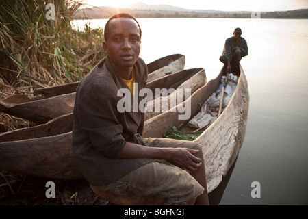 Ein Mann liegt in einem Boot auf See Babati, Tansania, Ostafrika. Stockfoto