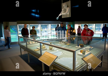 Besucher im Glasmuseum Corning New York Region der Finger Lakes Stockfoto