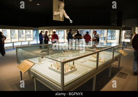 Besucher im Glasmuseum Corning New York Region der Finger Lakes Stockfoto