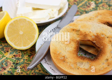 Nahaufnahme von Bagels und Frischkäse Stockfoto