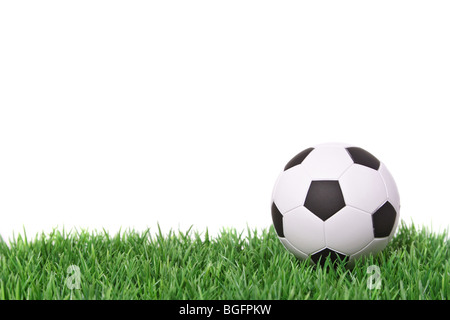 Einem einzigen Fußball auf dem Spielfeld liegen. Alle isoliert auf weißem Hintergrund. Stockfoto