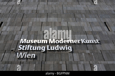 Zeichen des MUMOK (Museum Moderner Kunst oder Museum für moderne Kunst) auf Basalt-Lava-Stein-Fassade, MuseumsQuartier in Wien, Österreich Stockfoto