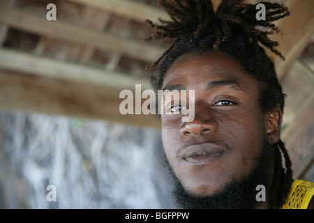 Porträt eines jungen Mannes (Küstenwache) in Tobago Stockfoto