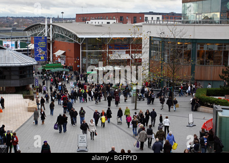 Shopper in der Birmingham Marktbereich der Stierkampfarena Stockfoto