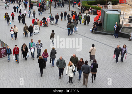 Shopper in der Birmingham Marktbereich der Stierkampfarena Stockfoto