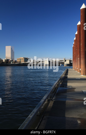 Blick aus einem Dock am Willamette River der Innenstadt von Portland Oregon Stockfoto