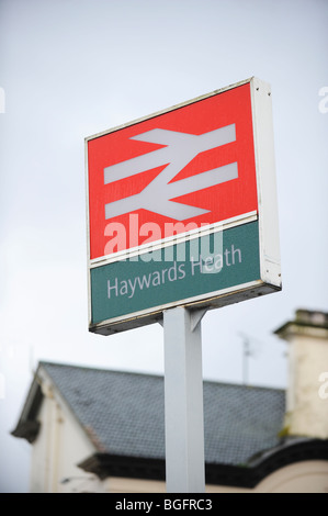 Das Zeichen für Haywards Heath Station in West Sussex auf der Linie von Brighton, UK. Stockfoto