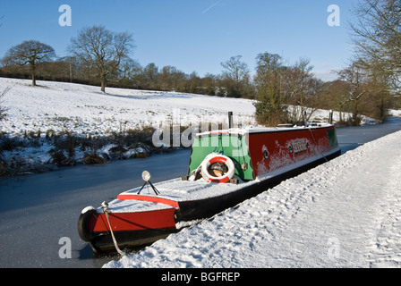 Schnee bedeckt vertäut schmale Boot Peak Forest Kanal entlang Stockfoto