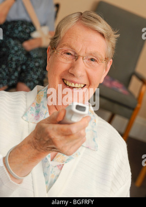 Eine Rentnerin, die spielen mit einer Nintendo Wii in Eastbourne, East Sussex, UK. Stockfoto