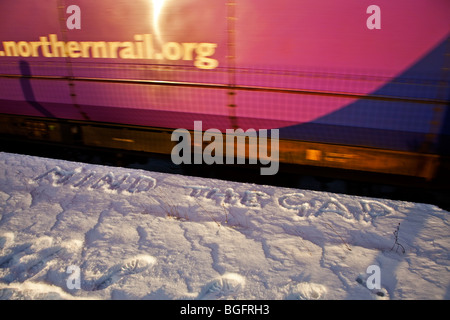 eine Nachricht geschrieben im Schnee auf der Plattform am Grindleford Bahnhof Derbyshire England UK Stockfoto