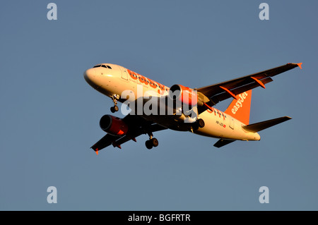 EasyJet Airbus A319 Flugzeug HB-JZQ nahenden internationalen Flughafen Birmingham, UK Stockfoto