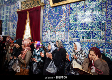 Frauen beten vor dem Grab des Eyuep Ensari, Eyuep, Istanbul, Türkei Stockfoto