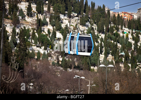 Seilbahn über Euyp Friedhof (Eyüp Sultan Mezarligi) Pierre Loti Cafe, Istanbul, Türkei. Stockfoto