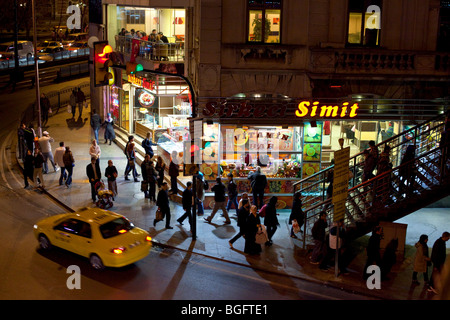 Eine belebte Straße in der Nacht im Viertel Eminonu, Istanbul, Türkei Stockfoto