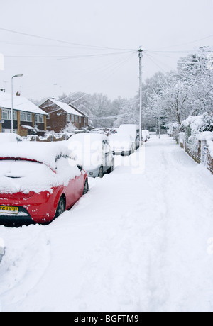 Vorort Straße nach Schneefall über Nacht Stockfoto